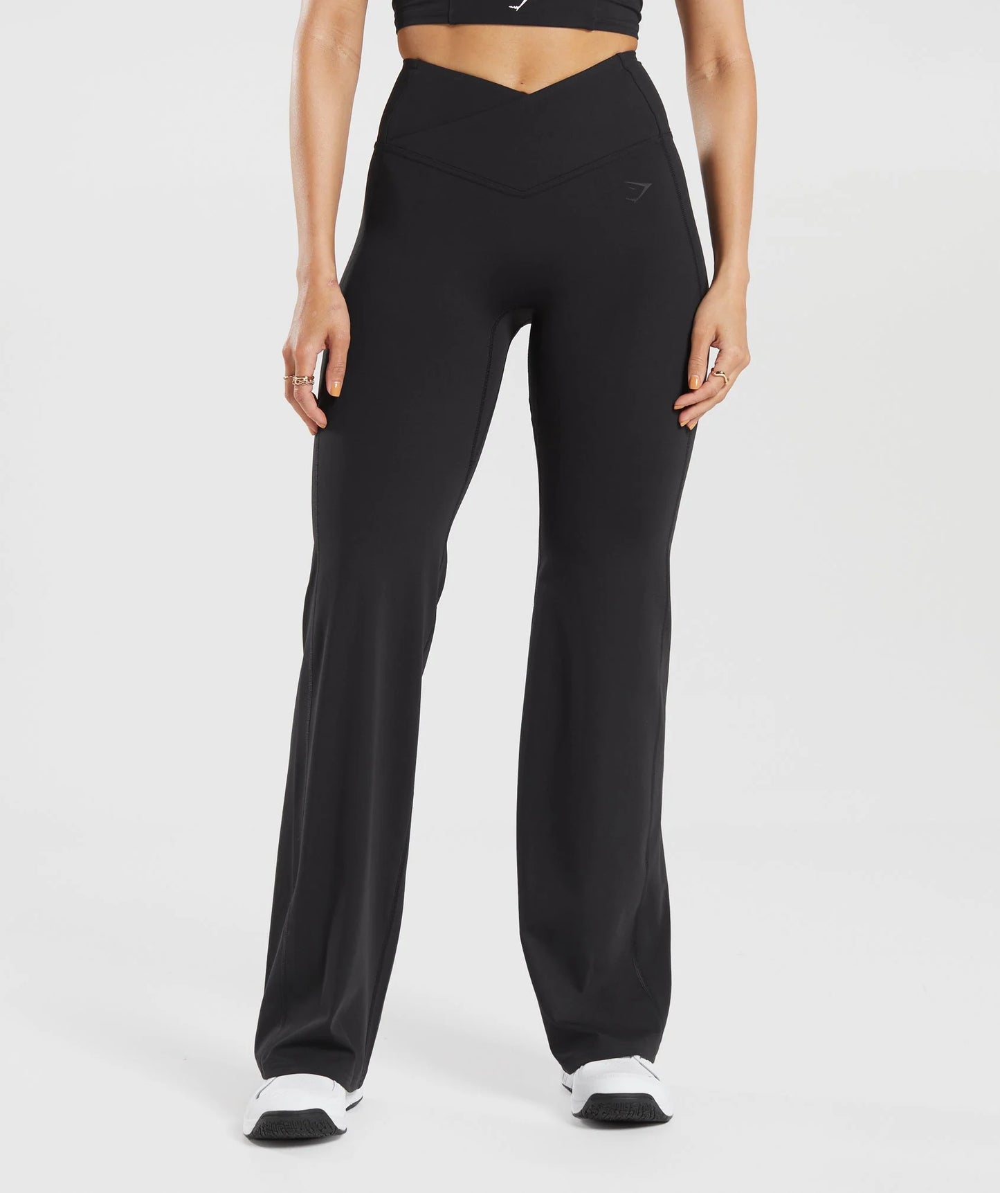 GYMSHARK Lebanon - Crossover Regular Flared Leggings Black - Front