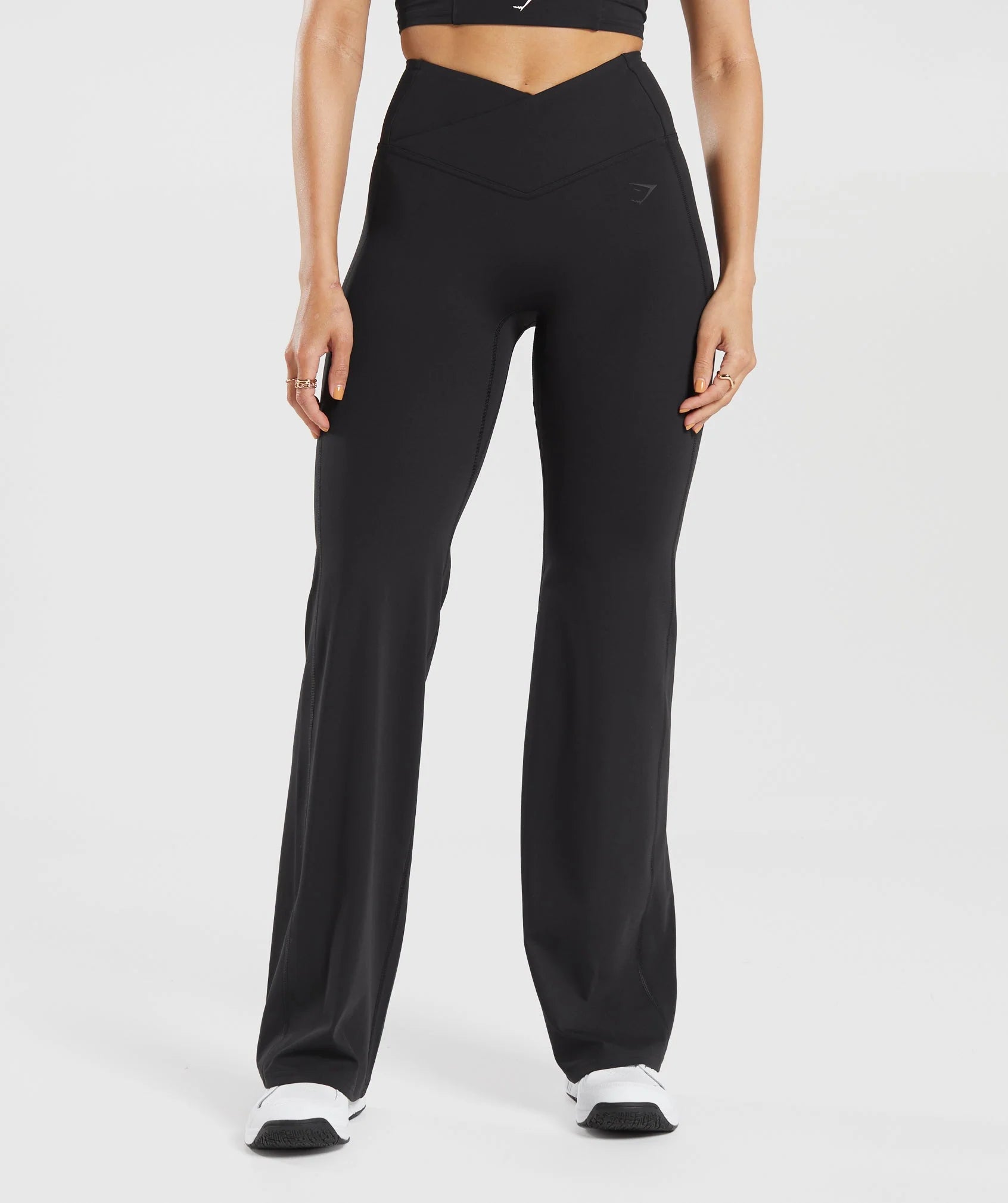 GYMSHARK Lebanon - Crossover Regular Flared Leggings Black - Front