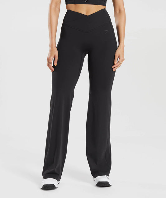GYMSHARK Lebanon - Crossover Regular Flared Leggings Black - Front